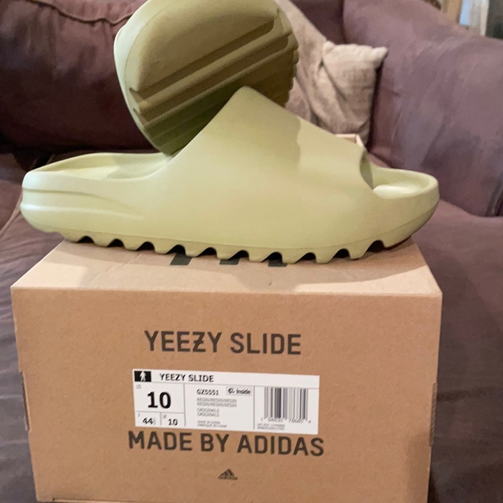 YEEZY SLIDES. RESIN COLORWAY